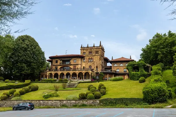 BILBAO, SPAIN - 20 Temmuz 2024 İspanya 'nın Biscay eyaletinin Bilbao şehrindeki Getxo tepesinde lüks villa