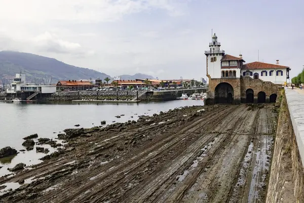 BILBAO, İspanya - 15 Temmuz 2024: Arriluze Deniz Feneri ve Sahil Güvenlik İstasyonu, Getxo, Bilbao Şehri, İspanya