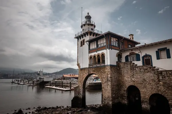 BILBAO, İspanya - 20 Temmuz 2024: Arriluze Deniz Feneri ve Sahil Güvenlik İstasyonu, Getxo, Bilbao Şehri, İspanya