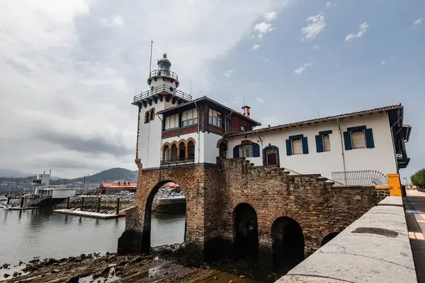 BILBAO, İspanya - 20 Temmuz 2024: Arriluze Deniz Feneri ve Sahil Güvenlik İstasyonu, Getxo, Bilbao Şehri, İspanya