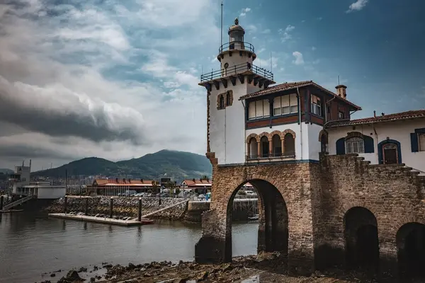 BILBAO, İspanya - 20 Temmuz 2024: Arriluze Deniz Feneri ve Sahil Güvenlik İstasyonu, Getxo, Bilbao Şehri, İspanya