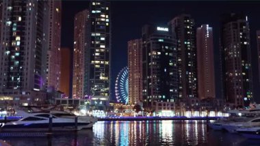 DUBAI, BAE - 6 Şubat 2025: Dubai Limanı, gece tekne ve şehir ışıklarıyla