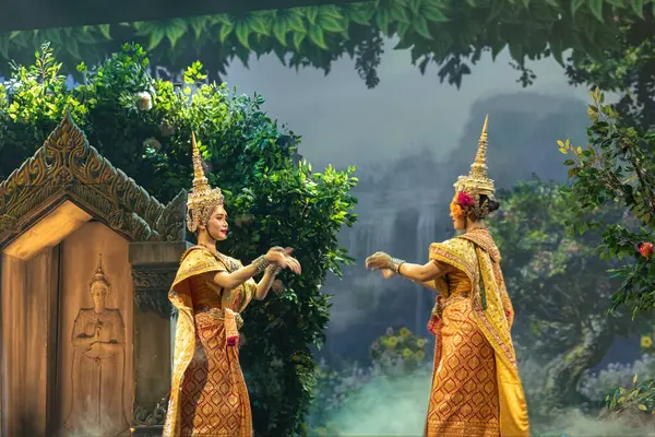 BANGKOK, THAILAND - 13 Mayıs 2025: Bangkok Tayland 'da Tayland maskeli dans draması gösterisi