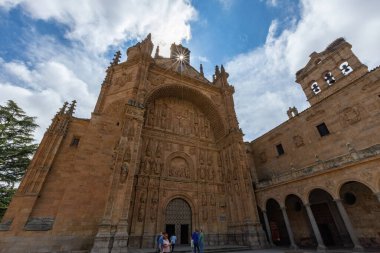 SALAMANCA, İspanya - 3 Temmuz 2024: Eski Salamanca kasabasındaki San Esteban kilise manzarası