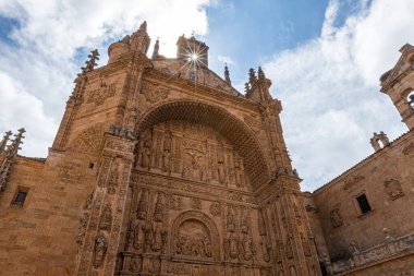 SALAMANCA, İspanya - 3 Temmuz 2024: Eski Salamanca kasabasındaki San Esteban kilise manzarası