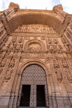 SALAMANCA, İspanya - 3 Temmuz 2024: Eski Salamanca kasabasındaki San Esteban kilise manzarası
