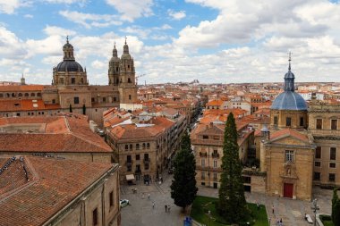 SALAMANCA, İSPAIN - 3 Temmuz 2024: İspanya Katedrali 'nden Salamanca' nın eski kasaba manzarası
