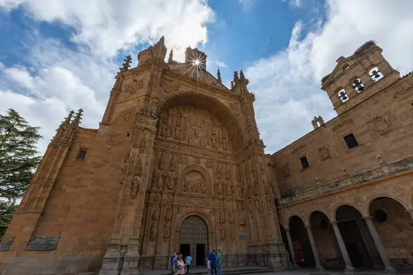 SALAMANCA, İspanya - 3 Temmuz 2024: Eski Salamanca kasabasındaki San Esteban kilise manzarası