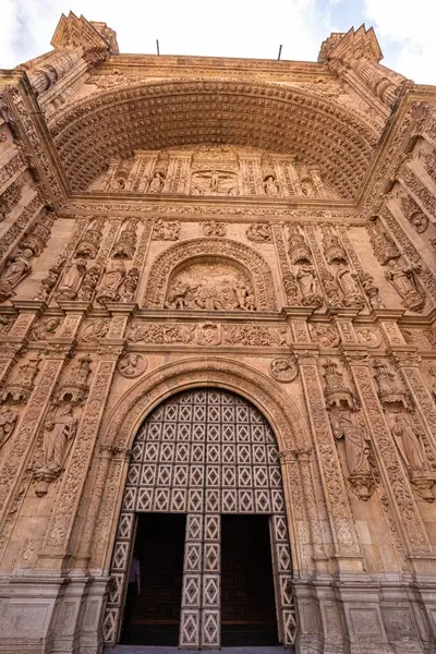 SALAMANCA, İspanya - 3 Temmuz 2024: Eski Salamanca kasabasındaki San Esteban kilise manzarası