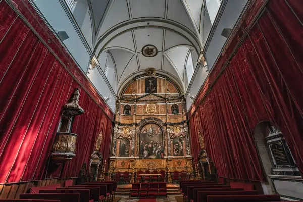 SALAMANCA, İspanya - 3 Temmuz 2024: Capilla de la Universidad de Salamanca İspanya