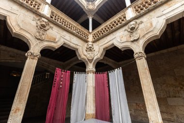 SALAMANCA, İspanya - 3 Temmuz 2024 Eski Salamanca kasabasındaki Casa de las Conchas 'ın içinde