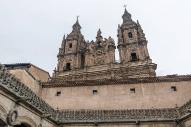 SALAMANCA, İspanya - 3 Temmuz 2024 Eski Salamanca kasabasındaki Casa de las Conchas 'ın içinde