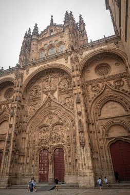 SALAMANCA, İspanya - 3 Temmuz 2024: Salamanca Katedrali 'ndeki Yeni Katedral Cephesi Nueva İspanya