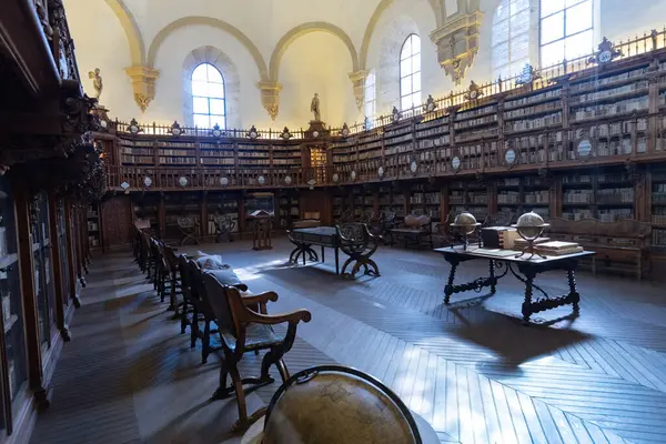 SALAMANCA, İspanya - 3 Temmuz 2024: Salamanca Üniversitesi 'ndeki eski kütüphane