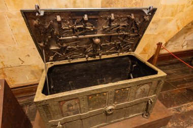 SALAMANCA, İspanya - 3 Temmuz 2024: Salamanca Üniversitesi 'nde eski ahşap dower sandık