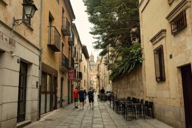 SALAMANCA, İspanya - 3 Temmuz 2024: Salamanca eski tarihi şehir sokağı ve Eski Salamanca İspanya 'daki evler
