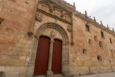 SALAMANCA, SPAIN - 3 Temmuz 2024: Salamanca İspanya 'daki Üniversite Hastanesi del Estudio' nun giriş kapısı
