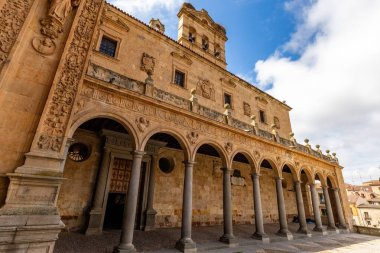 SALAMANCA, İspanya - 3 Temmuz 2024: Salamanca İspanya 'da San Esteban Manastırı Portico
