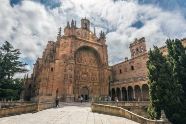 SALAMANCA, İspanya - 3 Temmuz 2024: Salamanca İspanya 'daki San Esteban Manastırı