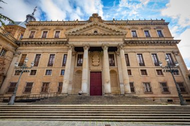 SALAMANCA, SPAIN - 3 Temmuz 2024: Salamanca İspanya 'daki San Bartolome Koleji' nin cephesi