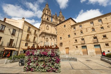 SALAMANCA, İspanya - 3 Temmuz 2024: Salamanca İspanya 'daki La Clerecia Kilisesi ve Casa De Las Conchas manzarası