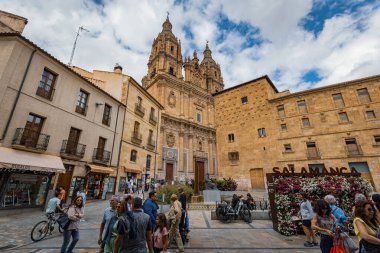 SALAMANCA, İspanya - 3 Temmuz 2024: Salamanca İspanya 'daki La Clerecia Kilisesi ve Casa De Las Conchas manzarası