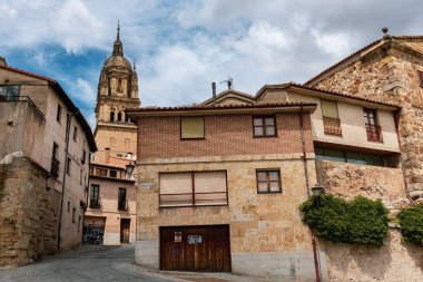 SALAMANCA, İspanya - 3 Temmuz 2024: Salamanca eski tarihi şehir sokağı ve Eski Salamanca İspanya 'daki evler