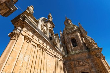 Barok çan kulesi ve La Clerecia 'nın kubbesi Salamanca İspanya