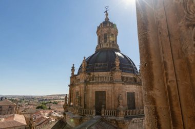 Barok çan kulesi ve La Clerecia 'nın kubbesi Salamanca İspanya