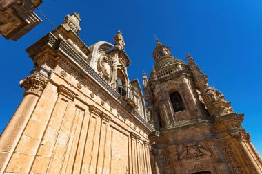 Barok çan kulesi ve La Clerecia 'nın kubbesi Salamanca İspanya