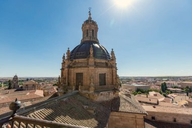 Barok çan kulesi ve La Clerecia 'nın kubbesi Salamanca İspanya