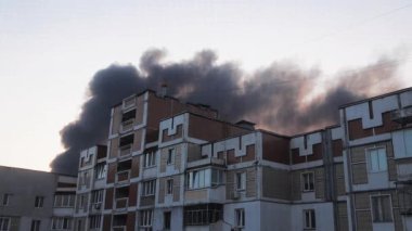 Rusya 'nın bombalanmasından sonra Kyiv' deki evden duman yükseliyor. Evdeki yangın, Ukrayna 'daki savaş.