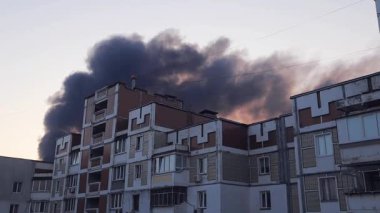 Rusya 'nın bombalanmasından sonra Kyiv' deki evden duman yükseliyor. Evdeki yangın, Ukrayna 'daki savaş.