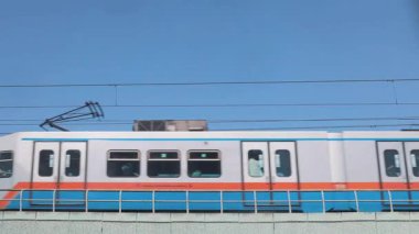 İstanbul 'da köprüden geçen metro treni