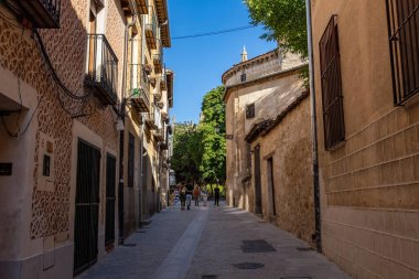 SEGOVIA, İspanya - 15 Temmuz 2024: Tarihi evleri olan eski Segovia kasabası