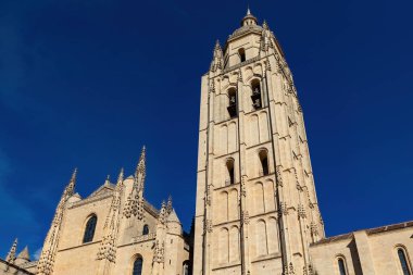 İspanya 'nın Segovia şehrinde yer alan Aziz Fructus Katolik Katedrali' nin ve Meryem Ana 'nın Katedrali' nin dışında.