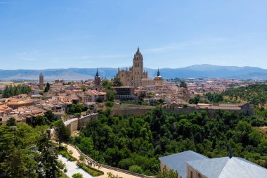 İspanya 'nın Segovia şehrinde bulunan eski Segovia kasabasının havadan görünüşü ve Meryem Ana' nın Katedrali, Roma Katolik katedrali.