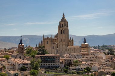 İspanya 'nın Segovia şehrinde bulunan eski Segovia kasabasının havadan görünüşü ve Meryem Ana' nın Katedrali, Roma Katolik katedrali.