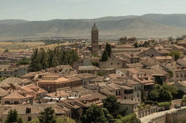 İspanya 'nın Segovia şehrinde bulunan eski Segovia kasabasının havadan görünüşü ve Meryem Ana' nın Katedrali, Roma Katolik katedrali.