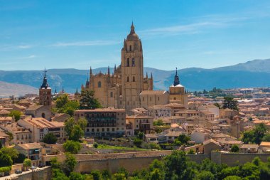 İspanya 'nın Segovia şehrinde bulunan eski Segovia kasabasının havadan görünüşü ve Meryem Ana' nın Katedrali, Roma Katolik katedrali.
