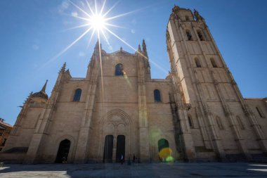 İspanya 'nın Segovia şehrinde yer alan Aziz Fructus Katolik Katedrali' nin ve Meryem Ana 'nın Katedrali' nin dışında.