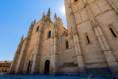 İspanya 'nın Segovia şehrinde yer alan Aziz Fructus Katolik Katedrali' nin ve Meryem Ana 'nın Katedrali' nin dışında.