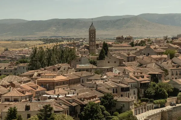 İspanya 'nın Segovia şehrinde bulunan eski Segovia kasabasının havadan görünüşü ve Meryem Ana' nın Katedrali, Roma Katolik katedrali.