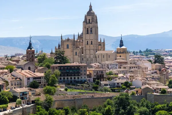 İspanya 'nın Segovia şehrinde bulunan eski Segovia kasabasının havadan görünüşü ve Meryem Ana' nın Katedrali, Roma Katolik katedrali.