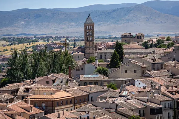 İspanya 'nın Segovia şehrinde bulunan eski Segovia kasabasının havadan görünüşü ve Meryem Ana' nın Katedrali, Roma Katolik katedrali.