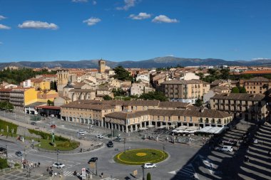 SEGOVIA, İspanya - 15 Temmuz 2024: Eski Segovia İspanya 'nın havadan görünüşü
