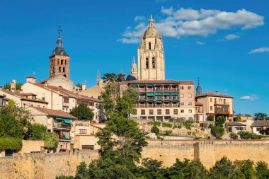 SEGOVIA, İspanya - 15 Temmuz 2024: Merkezinde Katedral kulesi olan Segovia 'nın eski kasabasını görmek