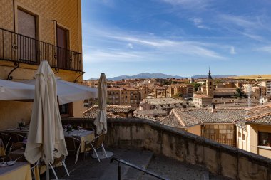SEGOVIA, İspanya - 15 Temmuz 2024: Eski Segovia İspanya 'nın havadan görünüşü