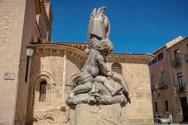 SEGOVIA, İspanya - 15 Temmuz 2024: Fuente de Los Leones Plaza de San Martn de Segovia İspanya