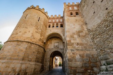 SEGOVIA, İspanya - 15 Temmuz 2024: Puerta de San Andrs, İspanya